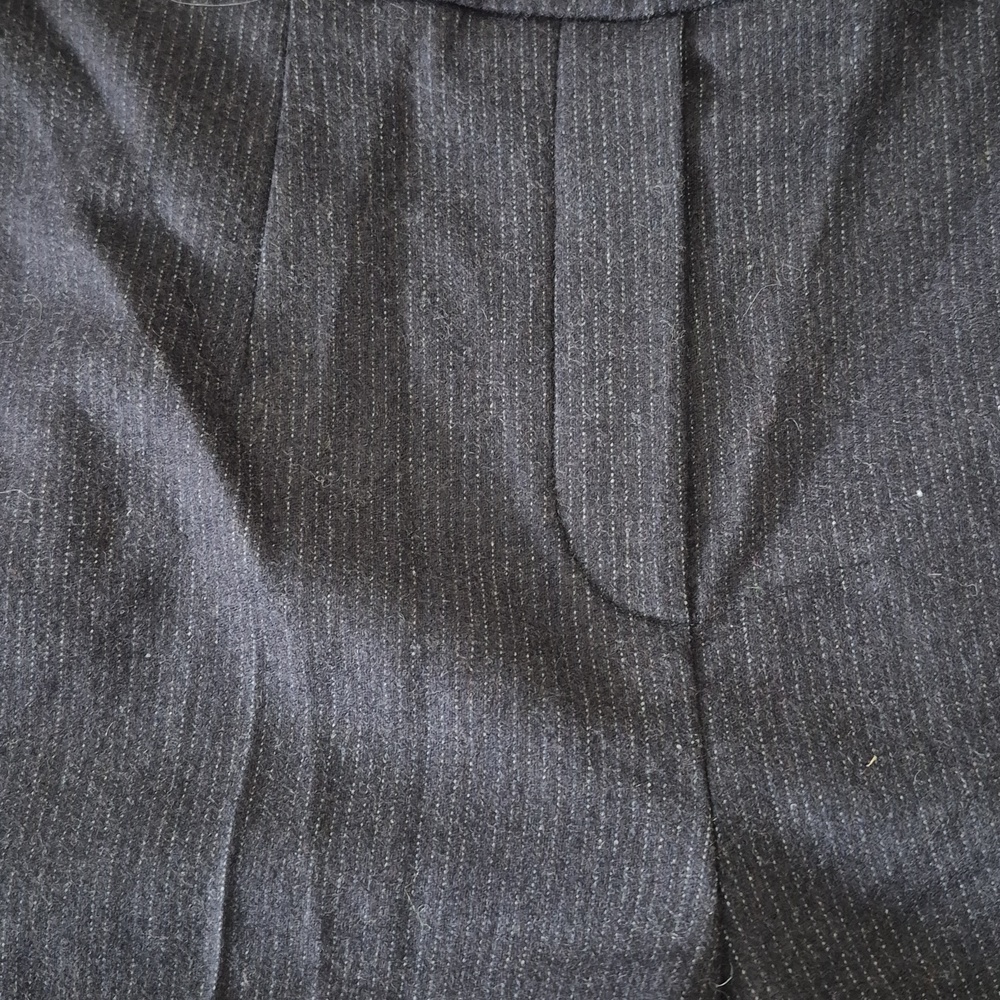 Babaton Women's Size 8 Black With Thin Silver Strip Capri Pants - Picture 2 of 9